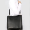 SEIDENFELT Tasche Lilla Ro Hobo Black Tragebild 01 OS