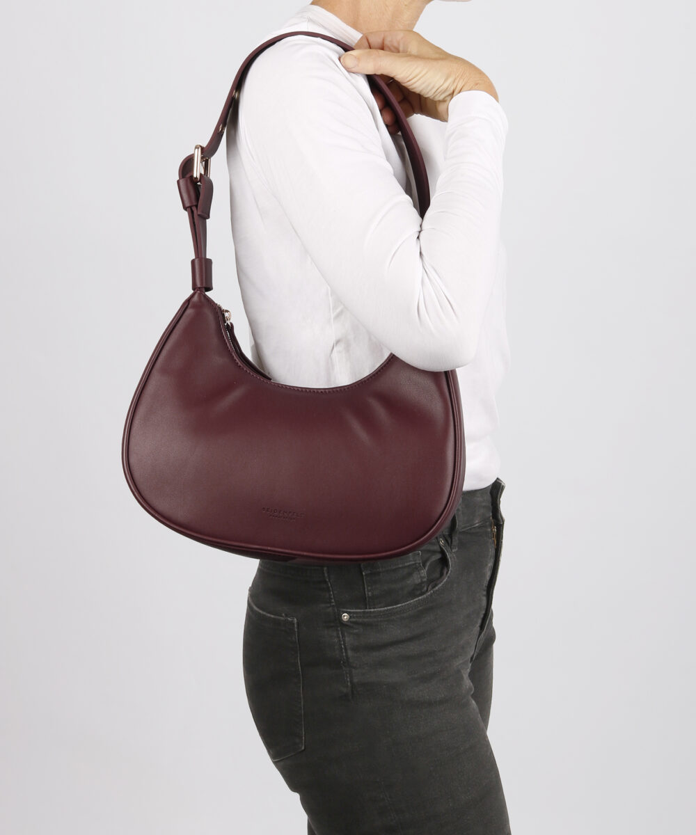 SEIDENFELT Tasche Dalarna Hobo Oxblood Tragebild OS