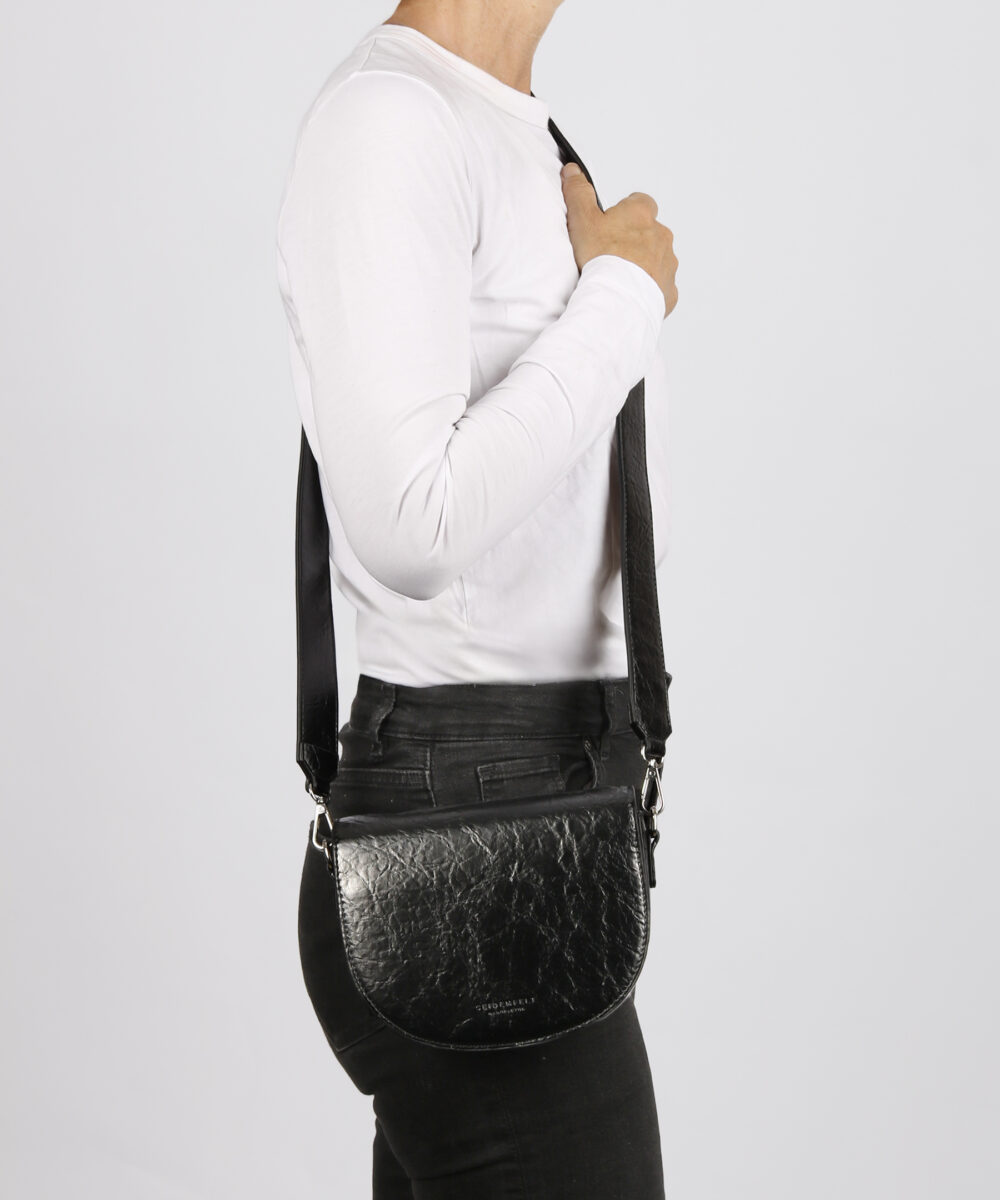 SEIDENFELT Tasche Liinaja Saddle Bag Glossy Black Tragebild OS